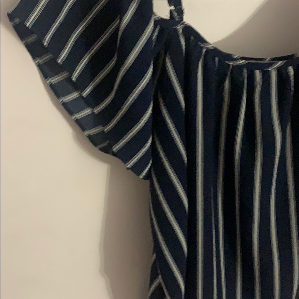 Cute Flowy Top - Picture 2 of 3